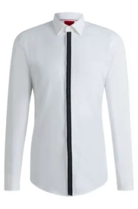 Camisa slim fit de popelín de algodón con detalle en la tapeta