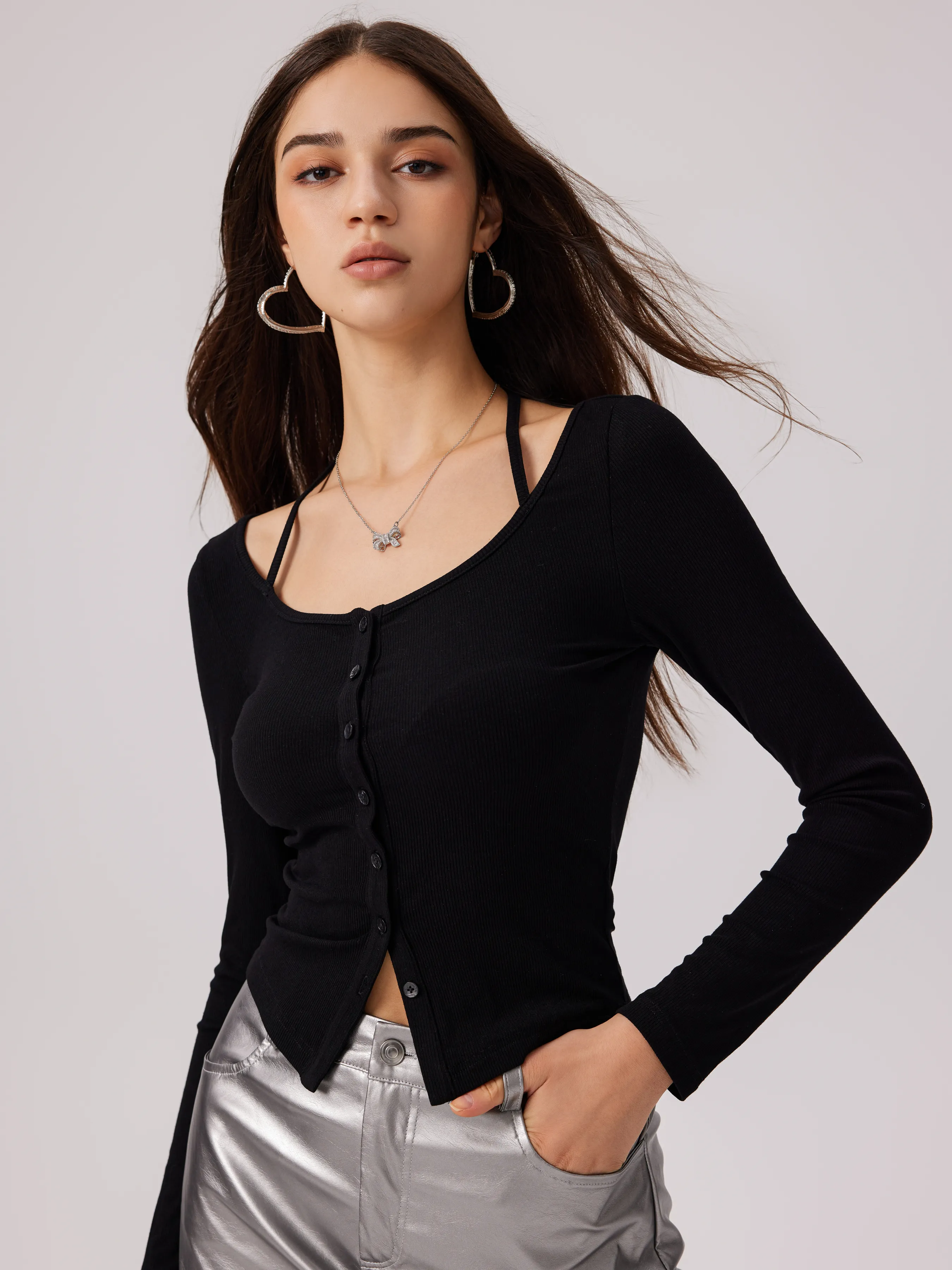 Camiseta de manga larga con botones y escote halter