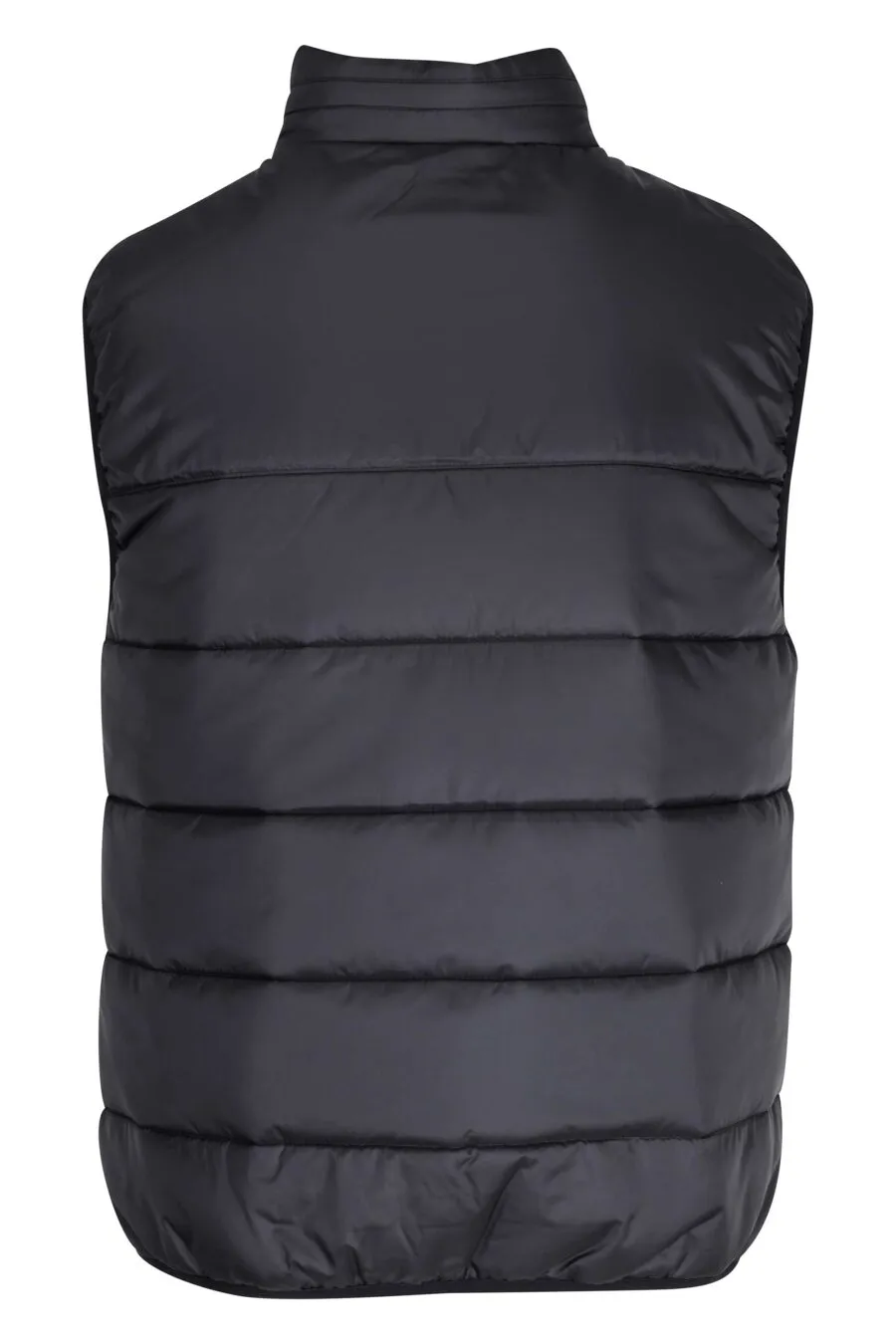 Chaleco negro de cuello alto y minilogo 